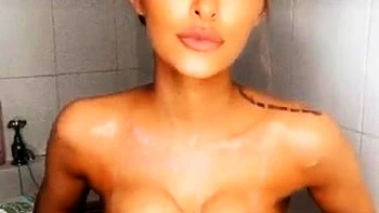 Skylar Taylor se branle nue dans la baignoire