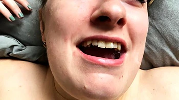 Dänische Caroline schluckt Sperma