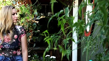 Подросток брюнетка мастурбирует крупным планом