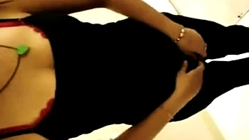 Adolescente asiática leva uma enorme facial do namorado