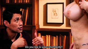 Bombasse rousse à gros seins suce et baise hardcore