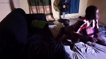 Afro-Indisches Mädchen fickt schwarzen Schwanz Doggy-Style