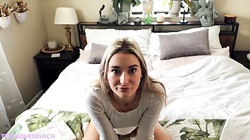 Kleine Stieftochter nimmt großen schwarzen Schwanz mit Creampie