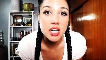 Ceara Lynch peituda humilhada com puxão de calcinha