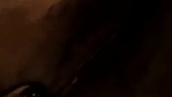 MILF asiatique se masturbe en solo sur webcam