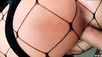 Joven con cuerpo perfecto y culo grande recibe leche