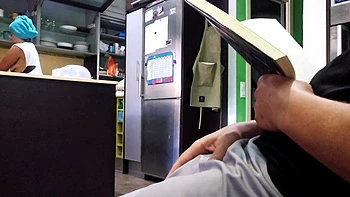 Le muestro mi polla dura a madrastra, ella se masturba