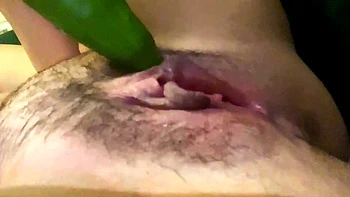 Толстая пизда ебется с огурцом