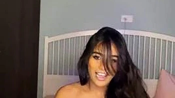 Лесбиянка-рыжая показывает сиськи и играет с игрушками