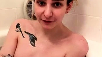 Aoife Bee blitzt Titten in der Badewanne