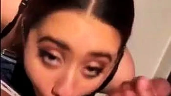 Amateur mit großen Titten lutscht Schwanz