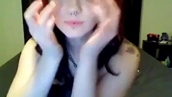 Pelirroja gótica se masturba sola