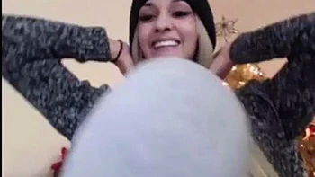 Блондинка с маленькой грудью писает и кончает