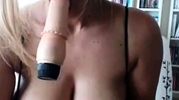 Milf aux grosses fesses joue avec dildo en webcam