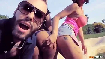 Noe Noe milf suce grosse bite en doggy et cowgirl