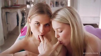 Primer polvo de Kitty Wild y Nikoletta Queen