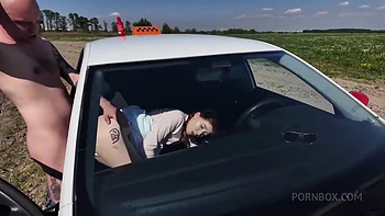 Mia Murkovski se fait baiser l'anale en public par un chauffeur de taxi