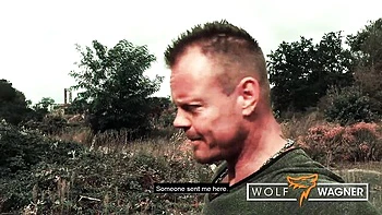 Mia se chupa un gran polla en público en Alemania