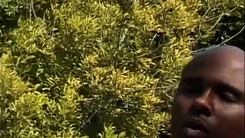 Jeune noire baisée en levrette, sperme sur seins