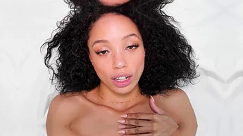 Natalie pillada masturbándose, hace mamada y folla duro