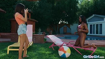 Trio lésbico: beijos e dedos ao ar livre