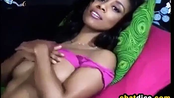 Schöne Ebony fickt den Schwanz