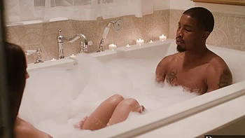 Eliza Ibarra brune se douche et baise avec son mec