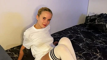 La lujuria de Mark por los pies con calcetas de Lolita expuesta