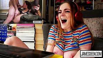 Abbie Maley pelirroja curvy se desnuda y se masturba