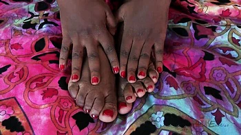 Noemie Bilas se masturbe en frottant son clito mouillé