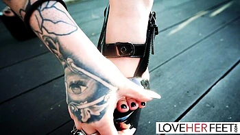 Anna Chambers folla con sus pies fetiche calientes