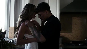 Сильвия и Виктор дерут друг другу волосы в стоячей позе