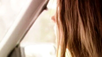 Брюнетка Тутси делает глубокий минет и лижет киску