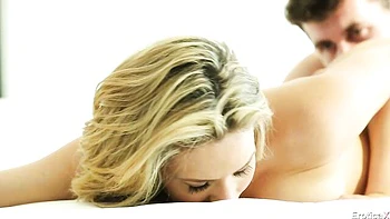 Loira jovem Mia Malkova fodida na posição missionária com bunda grande
