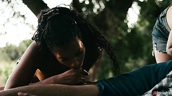 Adolescentes magras Chanel & Addis fodem duro com BBC