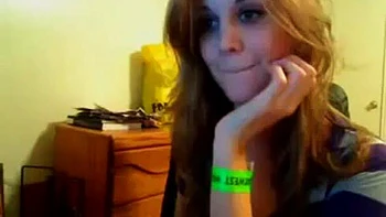 Blondes heißes Girl strippt und pinkelt live