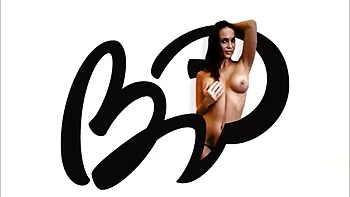 Блондинка мастурбирует дилдо на вебке