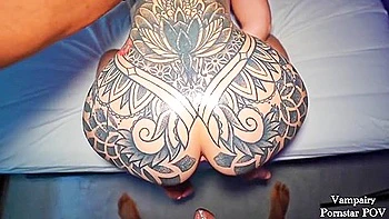 Zorra pelirroja cogiéndose polla grande anal POV