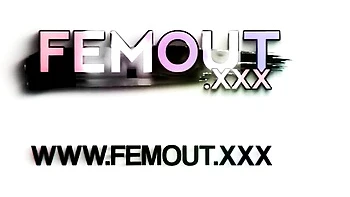 Niedliches Tgirl masturbiert in Dessous