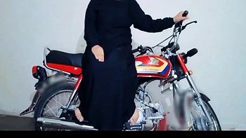 Brune indienne roule sur Honda 2025 avec son mec