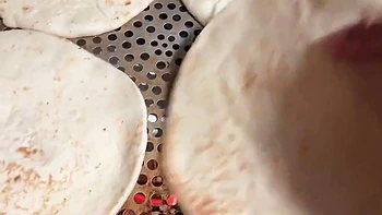 Приготовил пиццу, потом трахнул ее волосатую киску