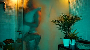 Азиатская подросток брюнетка трахается в душе