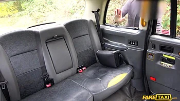 Wilde Taxifahrt: Große Titten, Blasen & Reiten