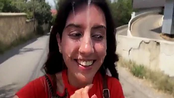 Mamada salvaje al aire libre con desconocido y facial en Katty