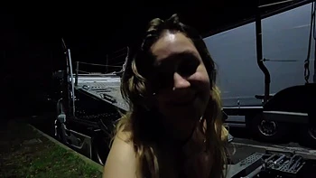 Esposa gozando com masturbação no estacionamento de caminhões