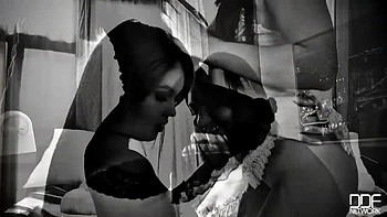 Russische lesbische Fotzen lecken sich den Arsch