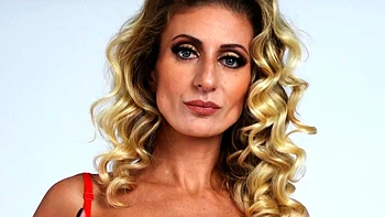 Sky Angel se folla su coño con un juguete