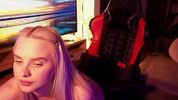 Sexi Lexi se masturbe et pisse en solo amateur