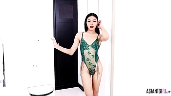 Ladyboy petite se masturba con polla pequeña