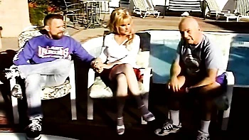 MILF mãe da esposa fodida forte em trio anal